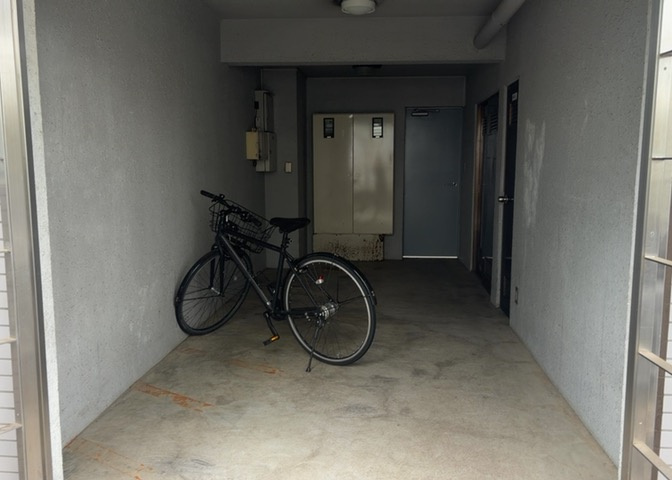 車一台あたりに必要なスペースは、標準サイズの普通自動車で横幅2m50cm、長さ5mは必要になります。ただし、乗降のことも考慮して横幅3m30cm、長さ5m50cmほどは確保できるところを選びましょう。