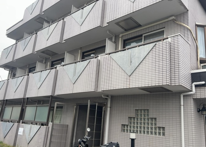 駐車場と明記されていても、最小スペースでつくられた駐車場だと大型車は駐車できなかったり、出入りしにくくなったりする可能性があります。お車のサイズと購入したい物件の駐車場のサイズを現地で確認しましょう。
