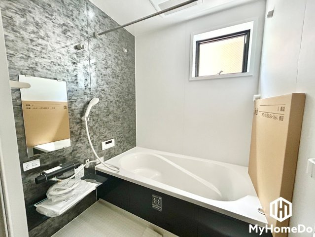 一日の疲れを癒す、広々としたバスタブと心地よい空間が広がるお風呂