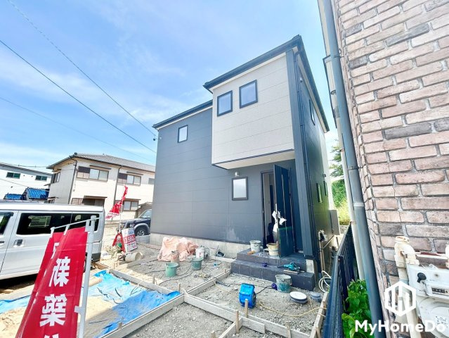 玄関先に屋根のついた空間があるので外出前や雨の日の準備も便利。