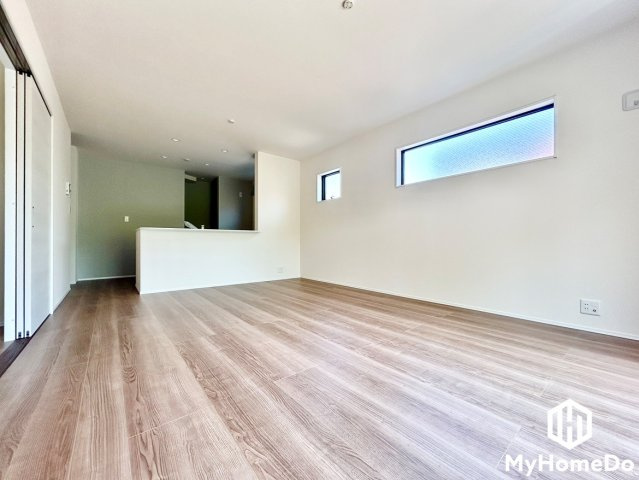 高窓付きでプライバシーを確保しつつ光を取り込むことができます。