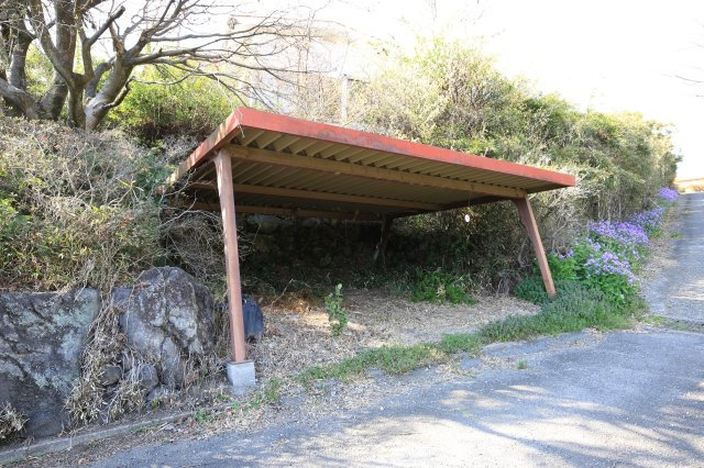 窓が設置されており、採光と換気が可能な個室トイレです。