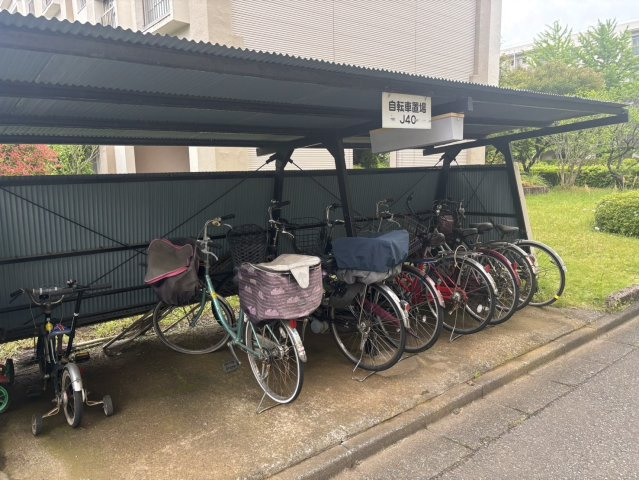自転車が濡れにくい屋根付きの駐輪場です