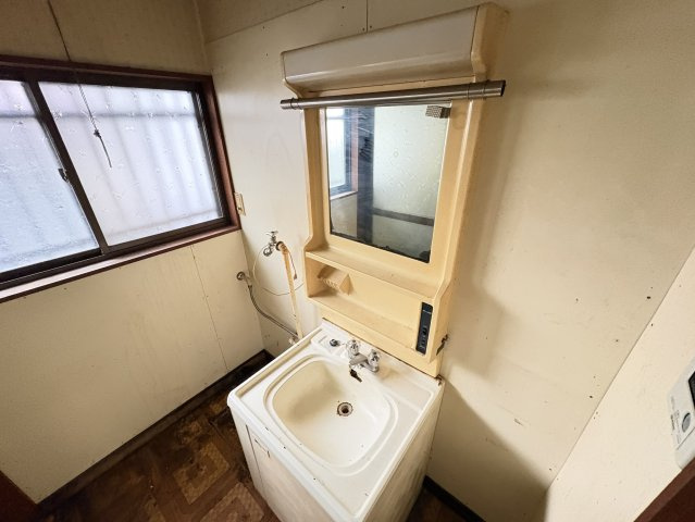 窓付きで明るさと換気性を確保した洗面スペースです。朝の身支度や帰宅後の手洗いなど、日常生活で使いやすい位置に設けられています。鏡付きの洗面台には小物を置けるスペースもあります。