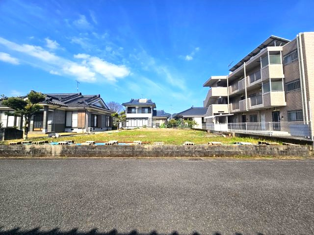 前面道路を含む現地写真です。