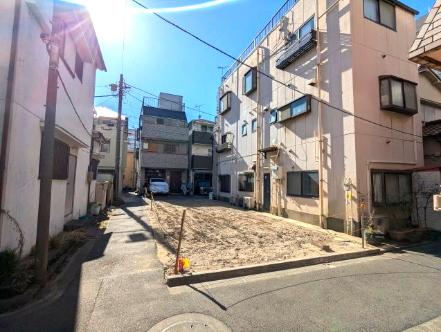 北東側から撮影。土地のほとんどに陽が当たっています