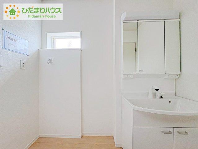 三面鏡の大きな鏡は憧れます(^^♪　鏡の後ろは収納となっていて、細かいものでも収納できるのでスッキリと整理できます！
