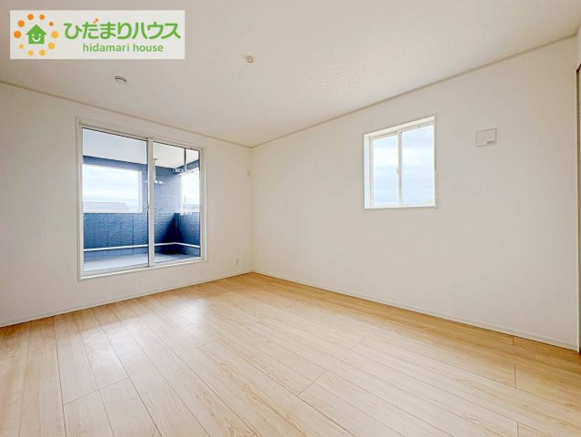 広めの主寝室は、ベッドの他にもパソコンデスクやドレッサーなども置けちゃいます(*^-^*)