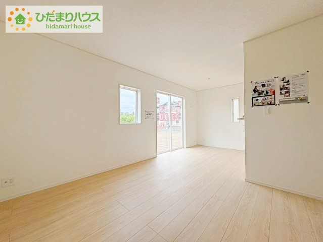 南に面した大きな窓から差し込む光で日中は電気いらず♪