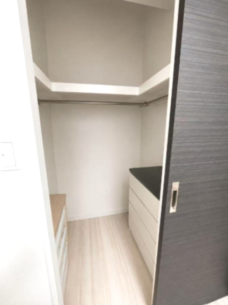 【洋室約6.0帖　収納】　※掲載写真は居住中の実際の室内写真です。家具・家電等は販売対象に含まれません。
