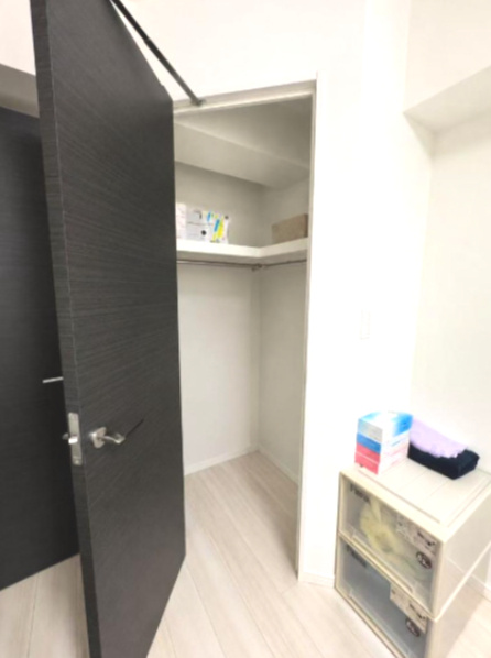 【洋室約5.0帖　収納】　※掲載写真は居住中の実際の室内写真です。家具・家電等は販売対象に含まれません。