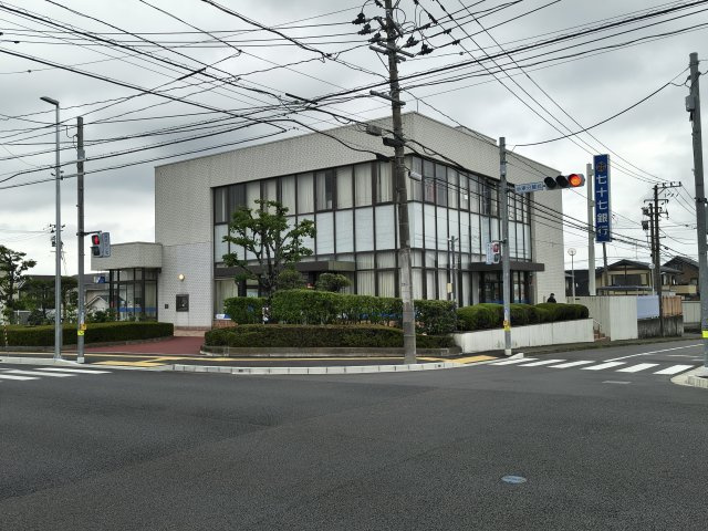 徒歩5分に七十七銀行があります。