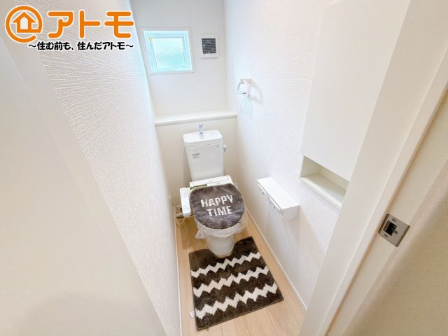 窓があり換気もすぐにできる、清潔感のあるトイレです♪