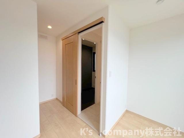 3階洋室☆広いバルコニーに出入りができるお部屋です◇