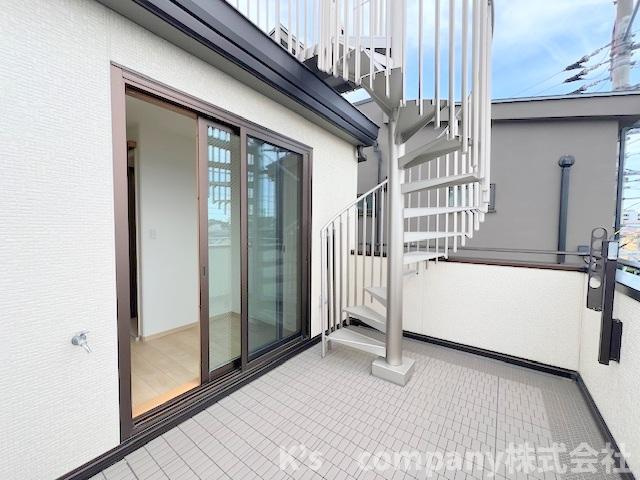 屋上へのらせん階段が2階バルコニーからつながります☆