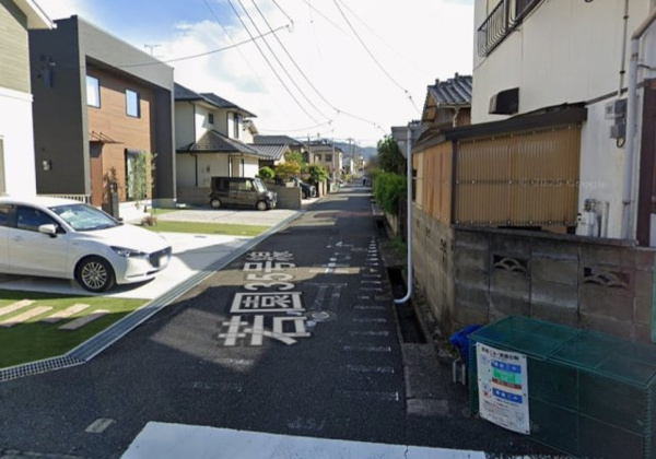 【若園一丁目（13期）の前面道路含む現地写真】