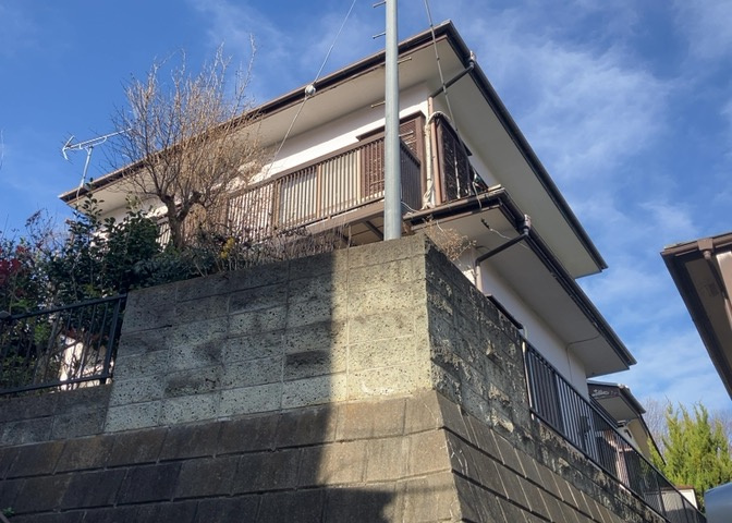 家を建てる場合、方位は要チェックです。現実的に日当たりのよい家ならばリビングは南側、建築基準法でも北側に当たる家への配慮は求められています。土地を見学に行く際は、方位磁針を持って行くようにしましょう。