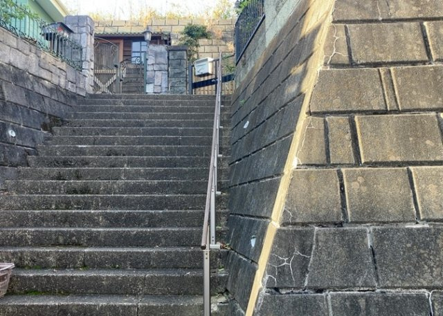 現地に行くなら、物件の周囲の地形がどうなっているかを見ることも大切です。周辺より低くなっている土地では、大雨などで水が集まりやすいため、地盤が弱くなっているということも考えられるため、注意が必要です。
