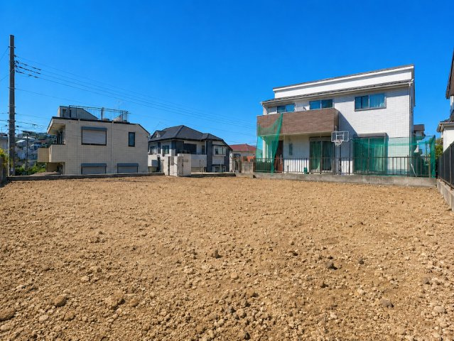◆爽やかな青空の下に贅沢なほどに降り注ぐ陽光、豊かな居住性と、クオリティが見事に調和した住空間は、住まうことの喜びを感じさせてくれます。ゆとりある広い敷地で開放的なお住まいです。