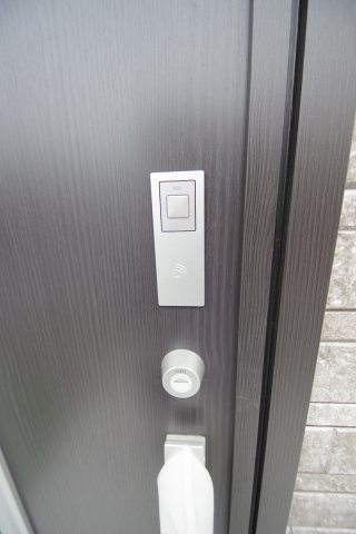 玄関扉はカードキー対応