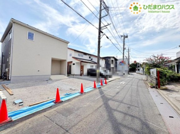 物件の前は、交通量の少ない落ち着いた道路。小さなお子様がいるご家庭も、安心して送り迎えや通学ができますね。閑静な住宅街で、夜も静かで心地よい眠りにつけそうです!