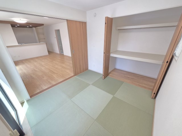 和室は押入れ付き！リビングとの引き戸を開ければ開放的な空間となります！
