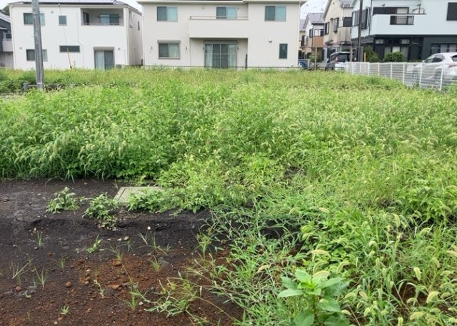 土地の面積＝住宅面積ではありません。建ぺい率の問題などで、土地のある場所によって住宅を建てられる面積は限られています。高さもしかり、「土地」という言葉の中には、建築条件も含まれると考えておきましょう。