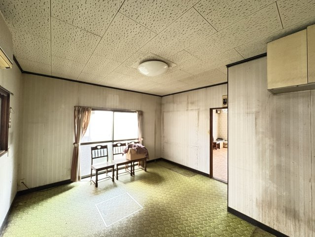 大きな窓からたっぷりと自然光が入り込むリビングは、明るく開放的な空間を演出します。落ち着いた雰囲気の中、家族団らんや来客時の憩いの場として最適です。現状を活かしてリフォーム次第で快適でモダンな空間へ。