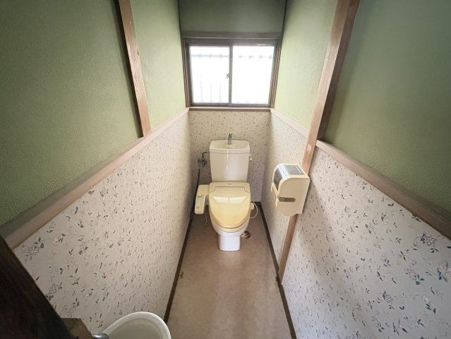窓付きで採光と換気に優れたトイレは、リフォームによりさらに快適で清潔感あふれる空間に変えられます。明るい内装や最新設備を取り入れることで、毎日の暮らしに安心感と心地よさをプラスできる点が魅力です。