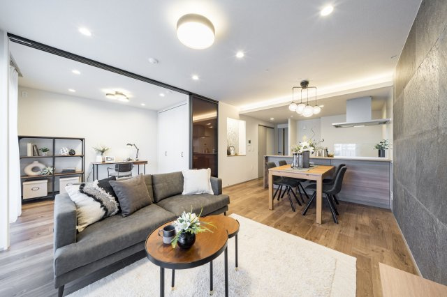 リビングとベットルームの仕切りにはガラスパーテーションを設置しております　※家具は含まれません