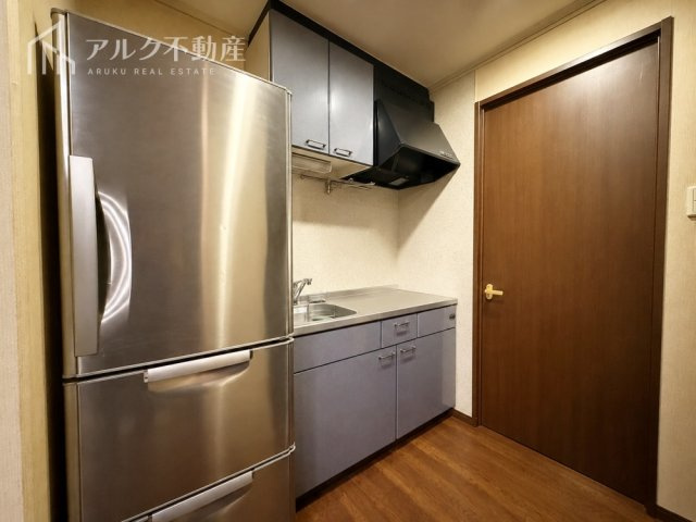 1階キッチンスペースです※AIによる荷物消去加工を行った画像です。