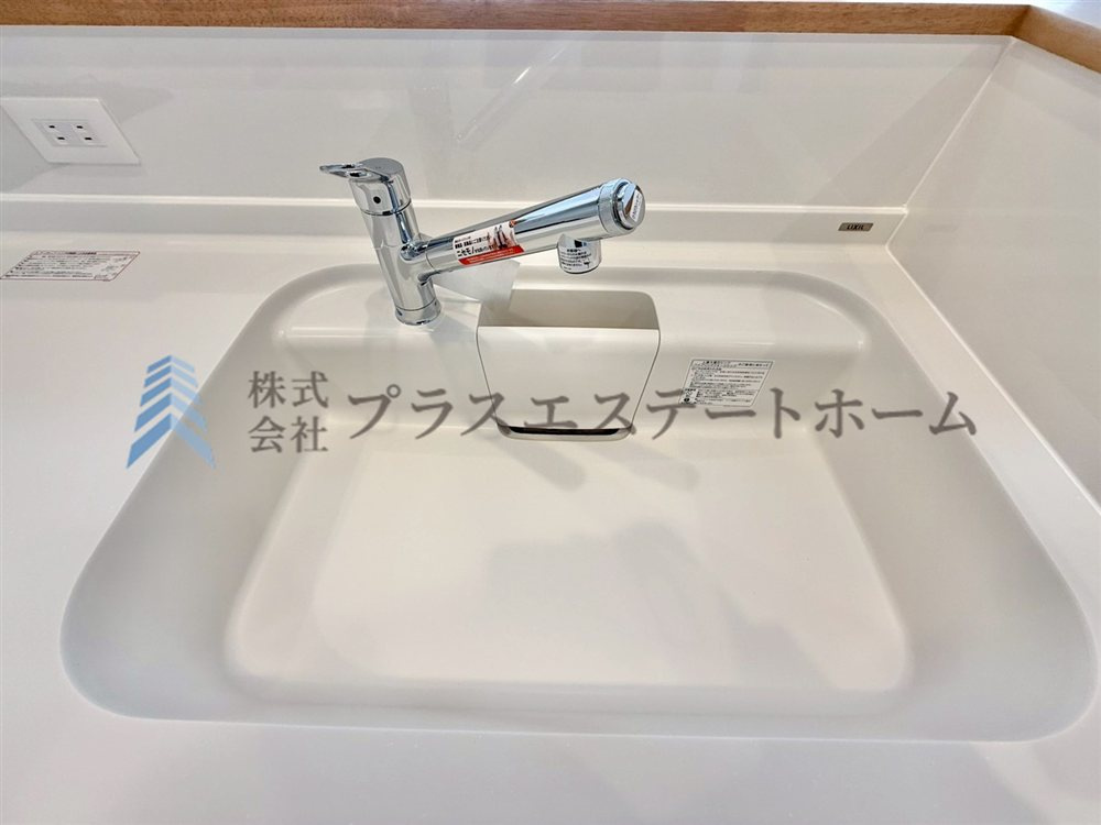 キッチン天板と一体型シンクです♪溝がないので掃除がしやすいです♪