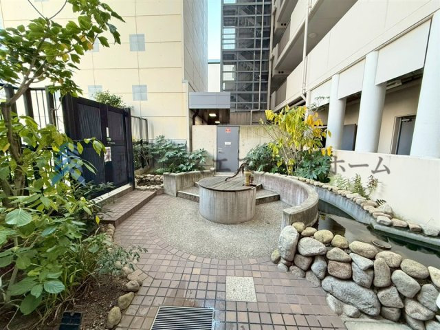 マンション内のお庭です♪お水が流れていてせせらぎに癒されます♪