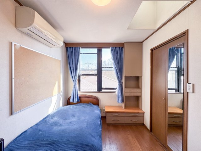 在宅ワークや趣味部屋にも。天窓から光が差し込む一室。