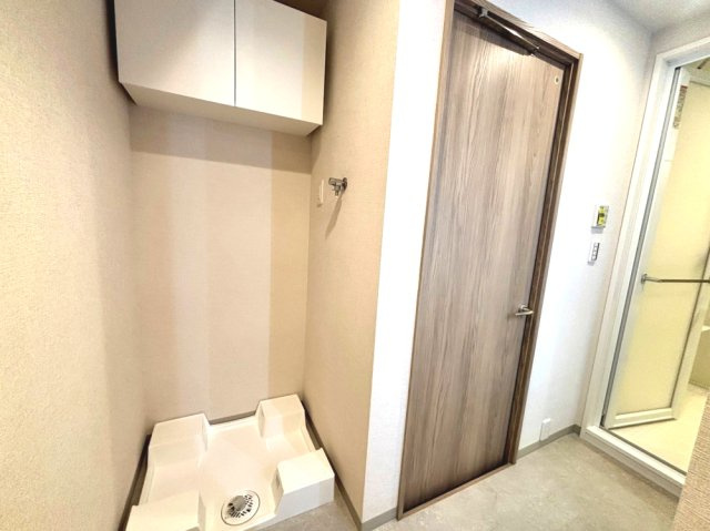 【室内洗濯機置き場】　上部に吊戸棚があり日用品もすっきり収納。家事がはかどる洗濯スペースです。