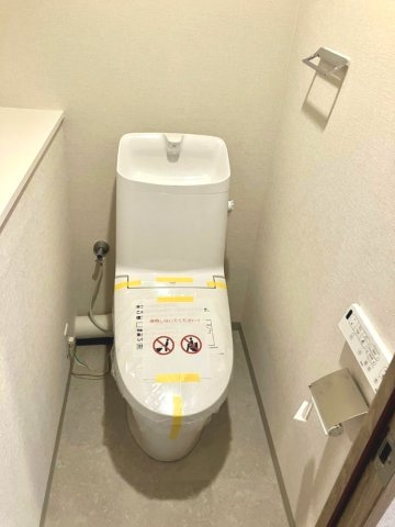 【トイレ】　トイレは温水洗浄便座付です。白を基調とした清潔感のある落ち着いた空間です。