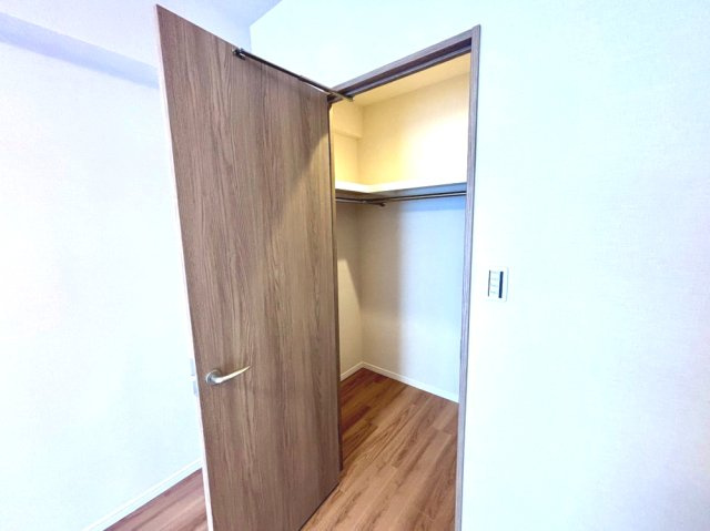 【ウォークインクローゼット（洋室約8.3帖）】　衣類をまとめて収納でき、居室をすっきりと使えます。