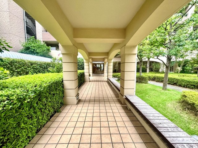 【エントランス】　緑の植栽に彩られた屋根付きの通路。帰宅のたびに心安らぐアプローチです。