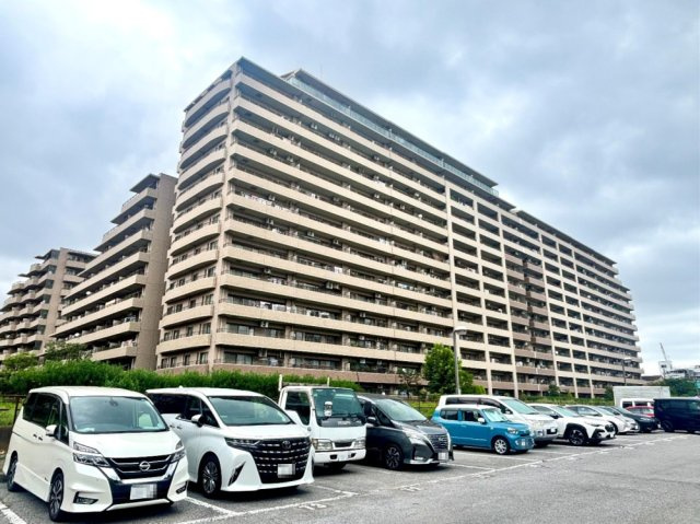 【駐車場】　敷地内に平置きの駐車場があり、車の出し入れもしやすく、ご家族でのお出かけにも便利です。