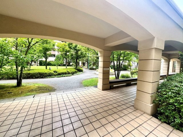 【共用部】　中庭へと続く屋根付きのピロティ。豊かな緑を眺めながら心地よく過ごせる空間です。