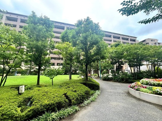 【共用部】　花壇や木々が彩る敷地内の散策路。お子様と一緒に、季節の花を眺めながらのお散歩も楽しめます。