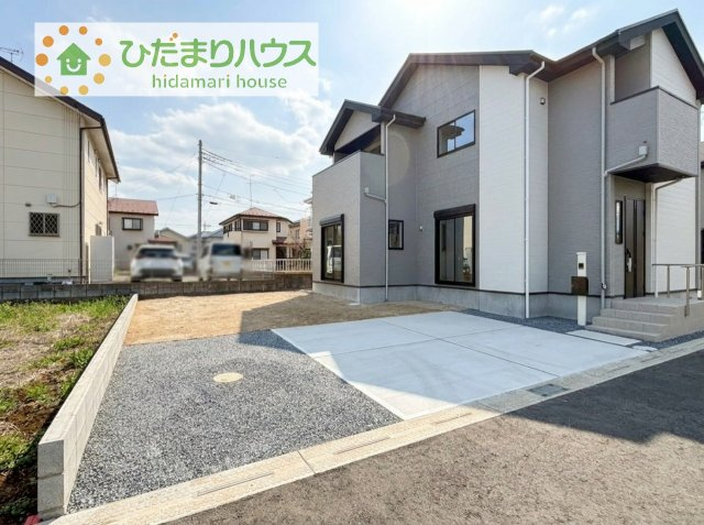 ゆったりとしたカースペースで、ファミリーカーや軽自動車もラクラク駐車出来ますね♪