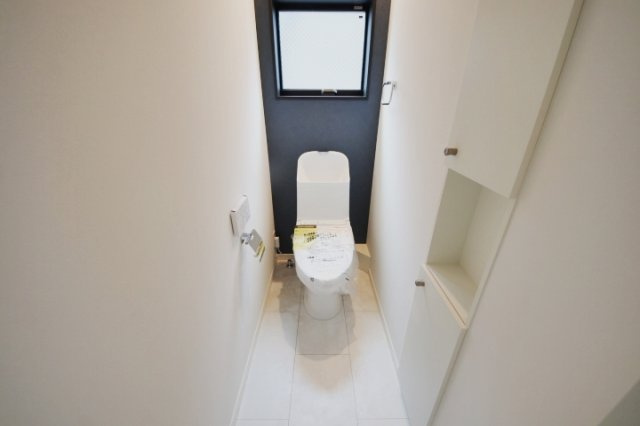 トイレに壁面収納・ウォシュレット付です