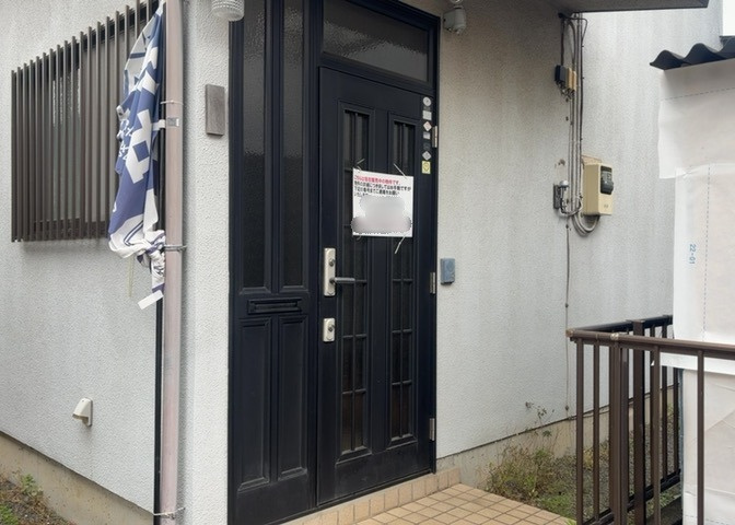 玄関は家の顔でもあり、家族以外の目にも止まる場所です。玄関は外との間を仕切る扉、靴などをしまっておく収納スペース、靴脱ぎのたたきスペース、来客とのやり取りをするドアホンなど複数のアイテムからなります。