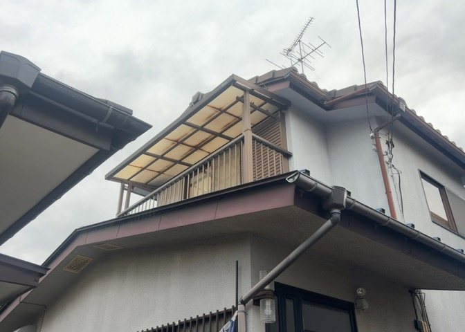 バルコニーは、室外の専用スペースのうち、「屋根がなく開放された空間」であるものを指します。ベランダより広いタイプのものが多く、日当たりもよいため家庭菜園などを楽しみたい人にとって適した環境となります。