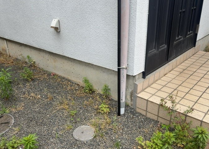 建物の基礎工事の方法は、主流となっているベタ基礎（防湿基礎）と布基礎の2種類に分類され、床下の通気性や耐久性などに違いがあります。建物の基礎部分の構造や付帯設備など詳細については現地でご確認ください。