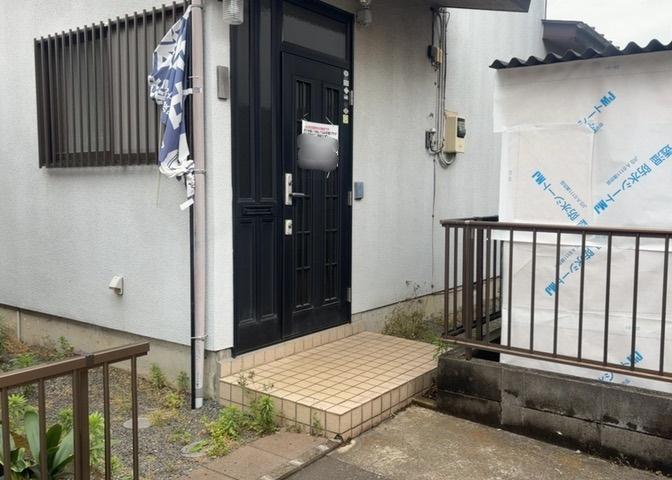 玄関ポーチにおいて最も重視すべきと言っても良いのが広さです。適切な広さの玄関ポーチでないと外見的なバランスは崩れてしまいますし、何より使いにくくなってしまいますので、現地で実際に下見をしてみましょう！