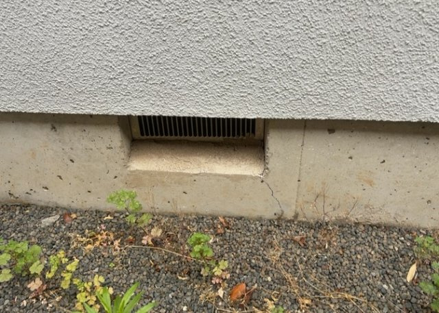 床下換気口は、床下に湿気がこもることを防ぎ、効果的に換気を行うために設置されています。床下換気口が設置されていない建物は、基礎パッキング工法などにより換気を行なっています。詳細は現地でご確認ください。