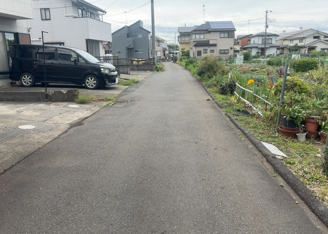 南側道路の場合は長い時間光を入れ込むことができるため、庭やリビングを道路側に持ってくることが多く土地価格も高い傾向にあります。一方北側道路だとリビングや庭が南側になりプライバシーを守ることができます。