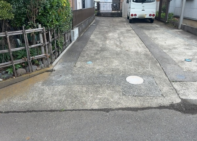 車一台あたりに必要なスペースは、標準サイズの普通自動車で横幅2m50cm、長さ5mは必要になります。ただし、乗降のことも考慮して横幅3m30cm、長さ5m50cmほどは確保できるところを選びましょう。
